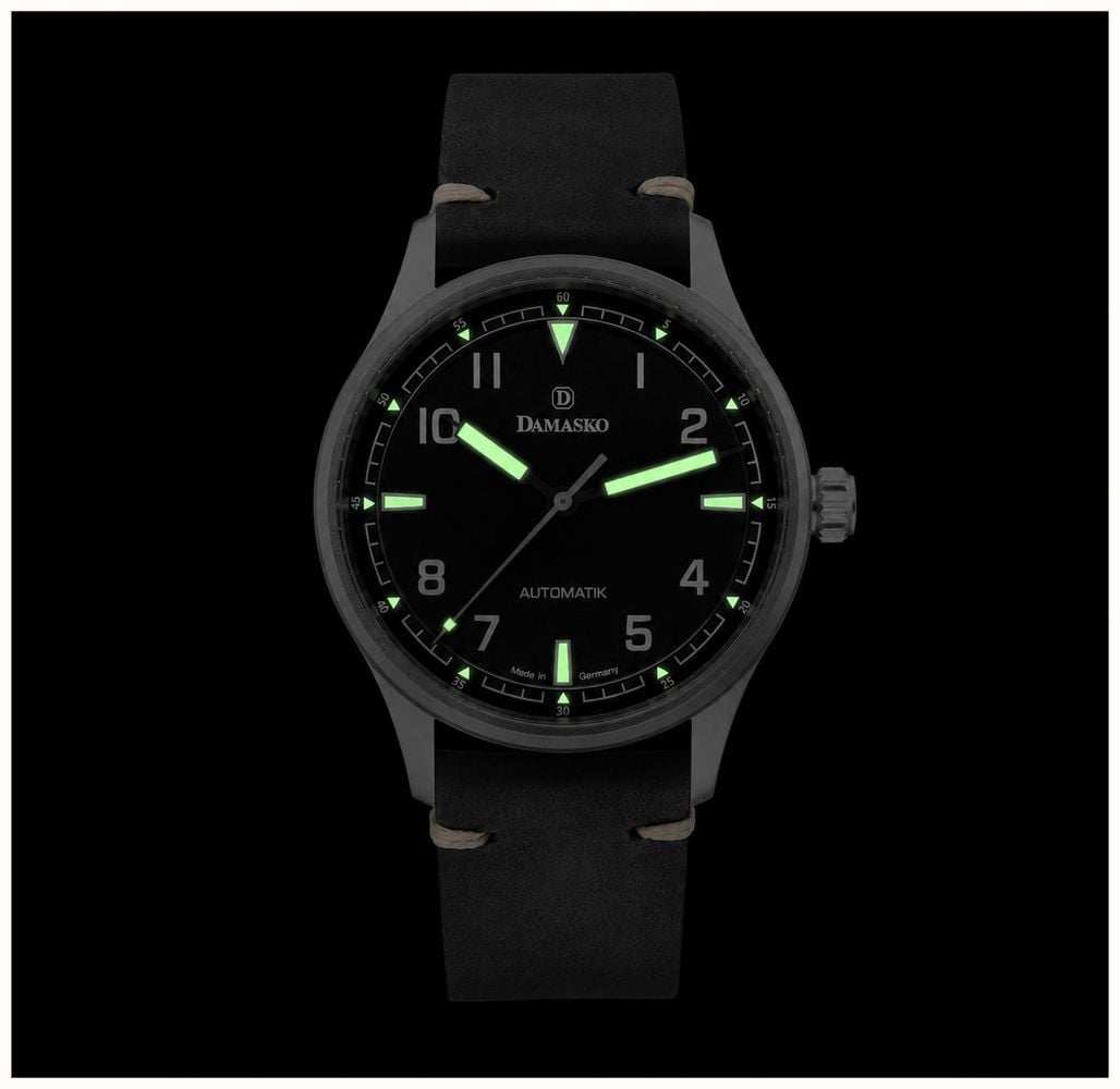 Damasko DF10 Three-Hand Automatic (39mm) Black Dial / 'Vintage' Black Leather Strap Watch DF10-AUTO BLACK - vista alternativa 4