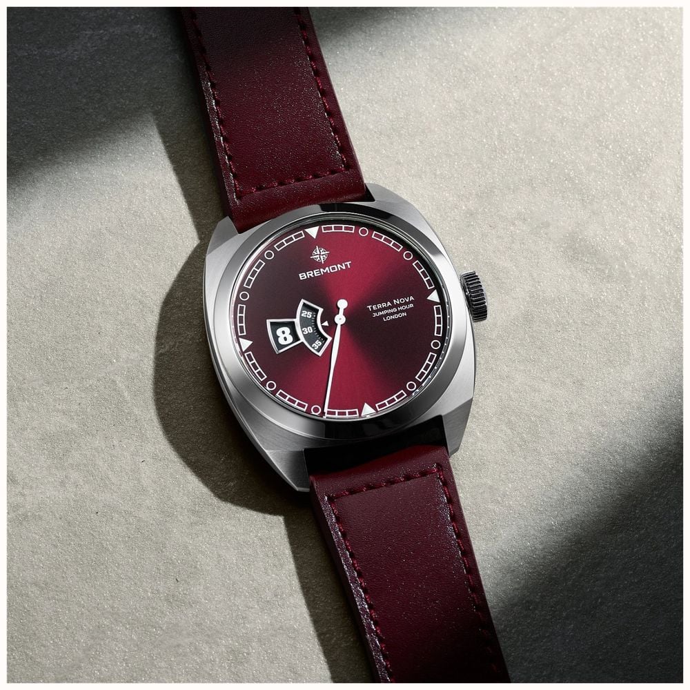 Bremont Terra Nova Jumping Hour Automatic (40.5mm) Burgundy Sunray Lacquered Dial / Burgundy Leather Strap TN40-JH-SS-BG-L-S - vista alternativa 8