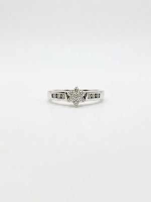 Round Brilliant Natural Diamond 18ct White Gold Cluster Side Stone Ring JM9457