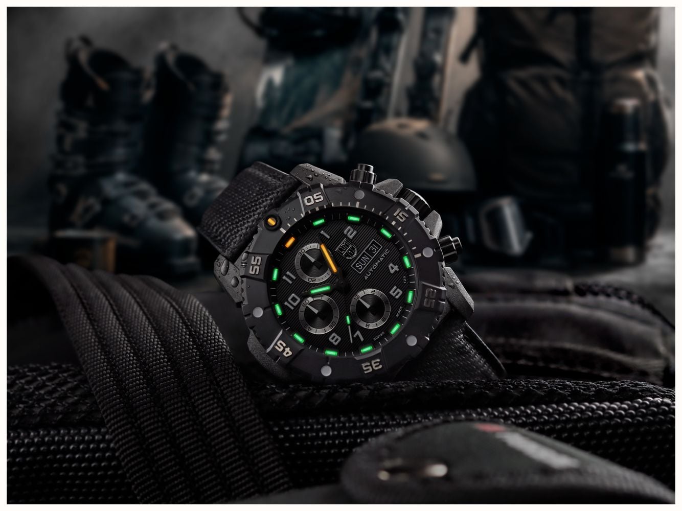 Luminox Master Carbon SEAL Auto Chrono 3880 Series (45mm) Black Dial / Black Technical Matrix Leather Strap Watch XS.3881 - vista alternativa 12