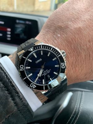 Oris Aquis Orologio Automatico Uomo – Quadrante Blu, Lunetta Ceramica Nera, Cinturino Gomma, 43.5mm