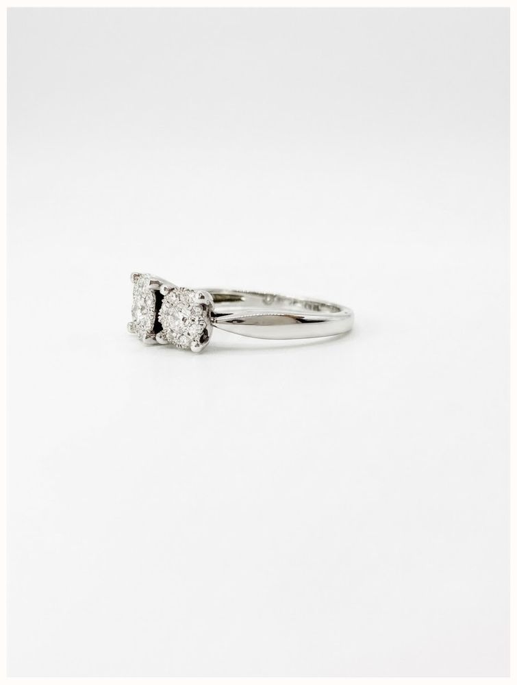 Round Brilliant Natural Diamond 18ct White Gold Trilogy Ring JM2793 - vista alternativa 2
