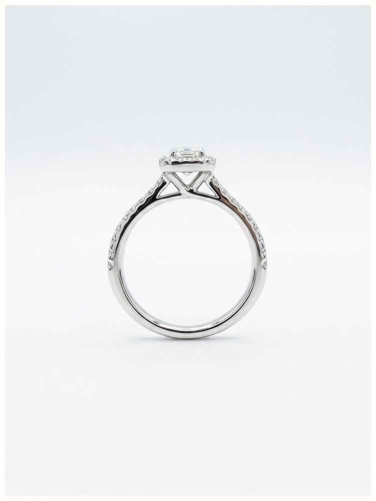 0.32ct Round Brilliant Natural Diamond Platinum Halo Ring ENG29337 - vista alternativa 3