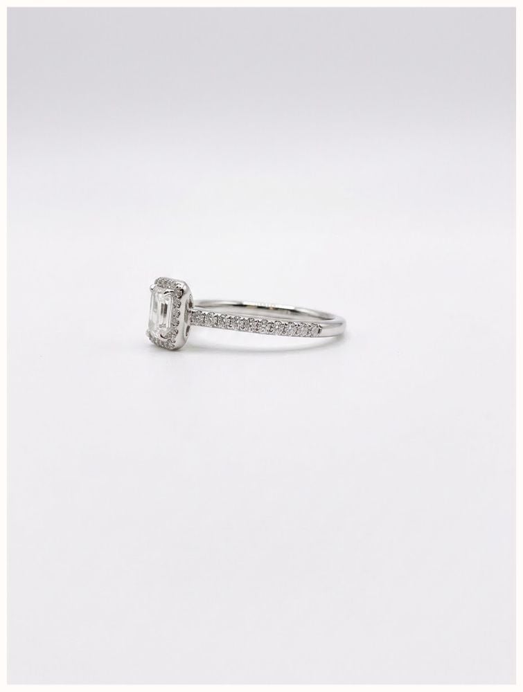 0.56ct Emerald Natural Diamond Platinum Halo Side Stone Ring ENG4043 - vista alternativa 2