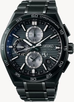 Seiko Astron „Night Sky Black“ 5x GPS Solar Dual-Time Chronograph (44,1 mm) schwarzes Zifferblatt / Titanarmband SSH179J1