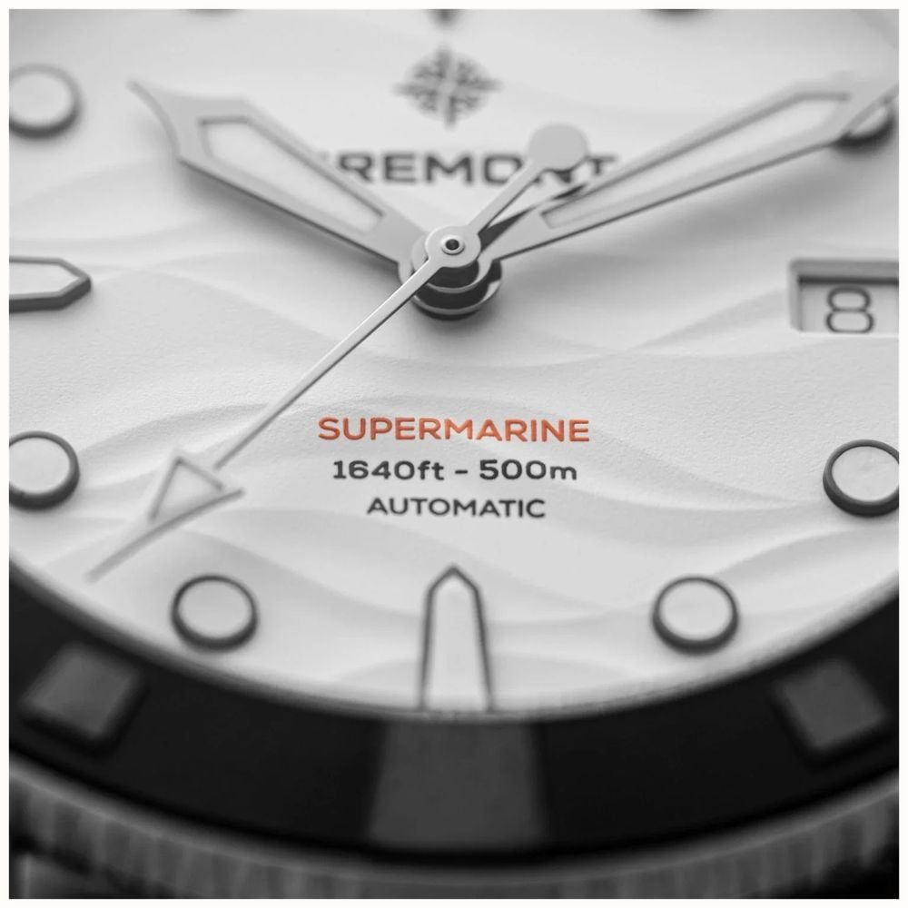 Bremont Supermarine 500M Automatic (43mm) Polar White 3D Wave Pattern Dial / Stainless Steel Bracelet SM43-DT-SS-WH-B - vista alternativa 4