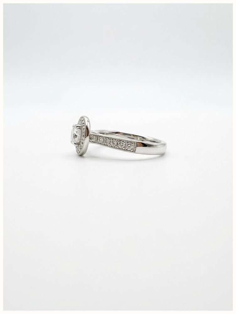 Round Brilliant Natural Diamond Platinum Halo Ring J62058 - vista alternativa 2