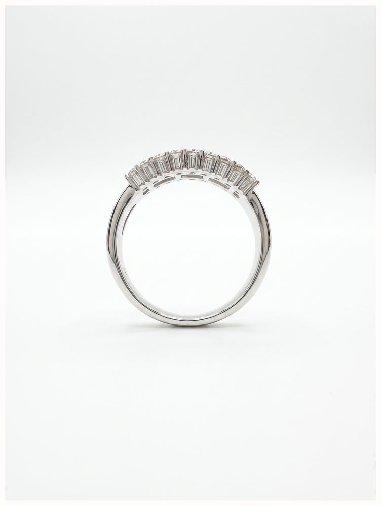 James Moore & Co 0.76ct Baguette And Round Brilliant Natural Diamond 9ct White Gold Half Eternity Ring J29842 - 备用视图 3