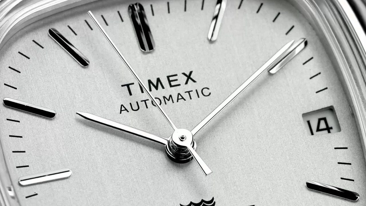 Timex Automatische Neuauflage der E-Linie von 1983 (34 mm), silbernes Zifferblatt/Edelstahl-Erweiterungsarmband TW2W70800 - product video