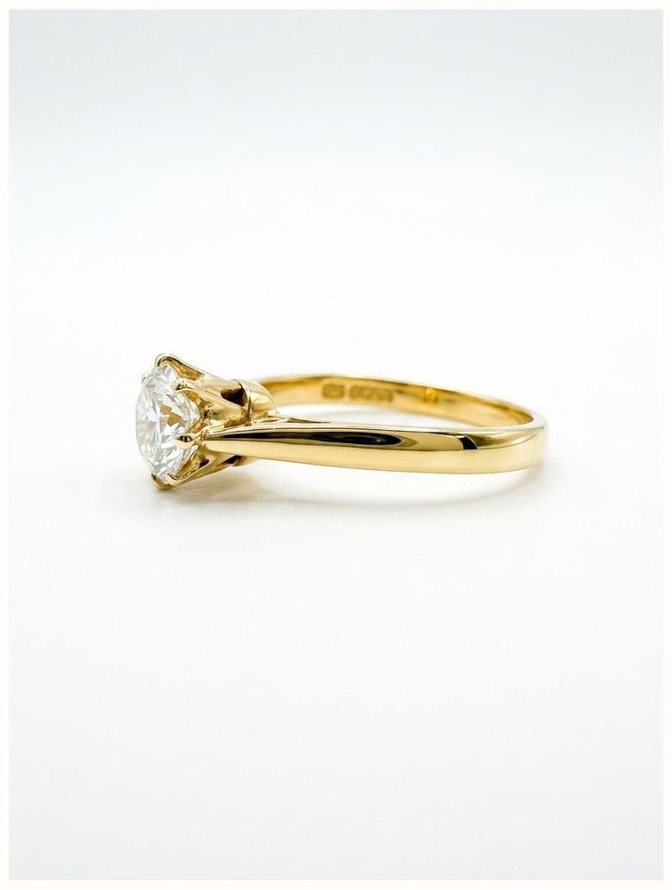 James Moore & Co Pre-Owned 18ct Yellow Gold 0.92ct Round Brilliant Cut Solitare Ring J63131 - vista alternativa 2