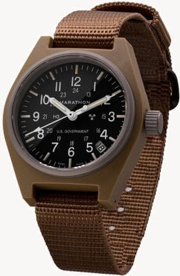 Marathon Gpq デザートタン 汎用クォーツ 米国政府 (34mm) ブラック ダイヤル / タン バリスティック ナイロン ストラップ WW194015DT-0003