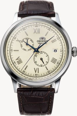 Orient Mecânico clássico (40,5 mm) com mostrador creme e pulseira de couro marrom. RA-AK0702Y30B