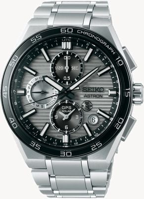 Seiko Astron „Silbergrau“ 5x GPS Solar Dual-Time Chronograph (44,1 mm) graues Zifferblatt / Titanarmband SSH177J1