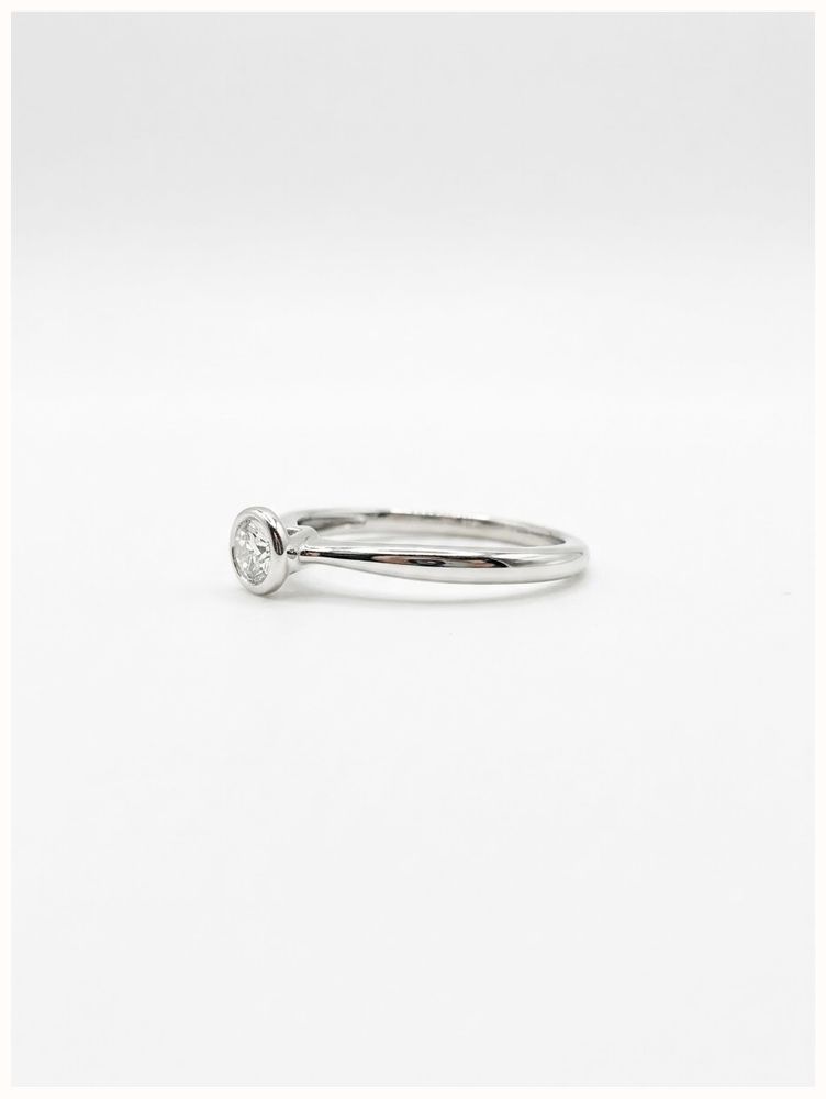 James Moore & Co Round Brilliant Natural Diamond 18ct White Gold Solitaire Rubover Setting Ring J49572 - vista alternativa 2