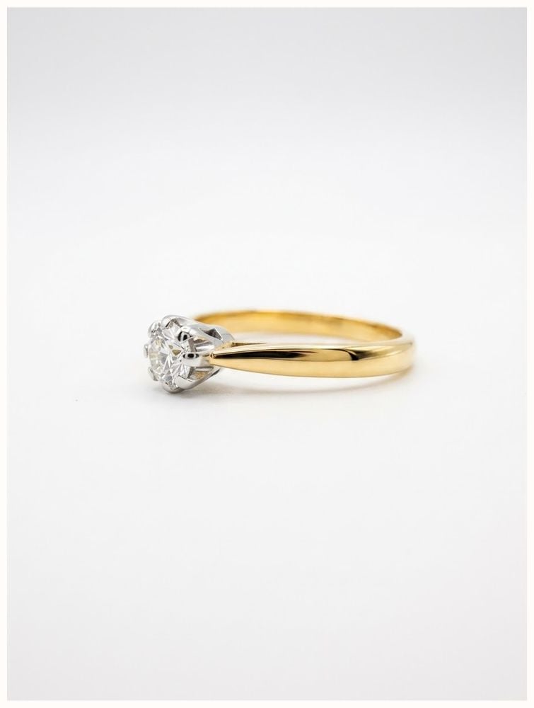 James Moore & Co Pre-Owned 18ct Yellow Gold Platinum Head 0.35ct Round Brilliant Cut 8 Claw Solitare Ring J84023 - vista alternativa 2