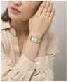 Lacoste Catherine Quartz (20.7x28.3mm) Silver Sunray Dial / Gold PVD Stainless Steel Bracelet 2001486 - vista alternativa 4