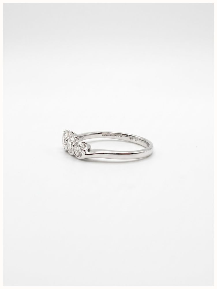 James Moore & Co 0.80ct Round Brilliant Natural Diamond 18ct White Gold Trilogy Ring J27779 - vista alternativa 2