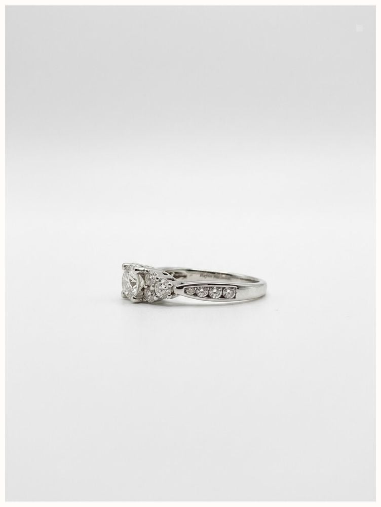 Pear & Round Brilliant Natural Diamond 18ct White Gold Trilogy Ring JM7649 - 备用视图 2