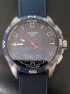 Customer picture of Tissot T-Touch Connect Solar-Titan (47,5 mm) schwarzes Zifferblatt / blaues synthetisches genarbtes Rindslederarmband T1214204705106