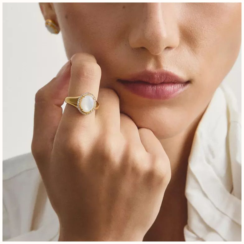 Thomas Sabo Thomas Sabo Fluid Elegance 18ct Yellow Gold Plated Mother of Pearl Halo Signet Ring (Size 50) TR2542-M01-14-50 - widok alternatywny 3
