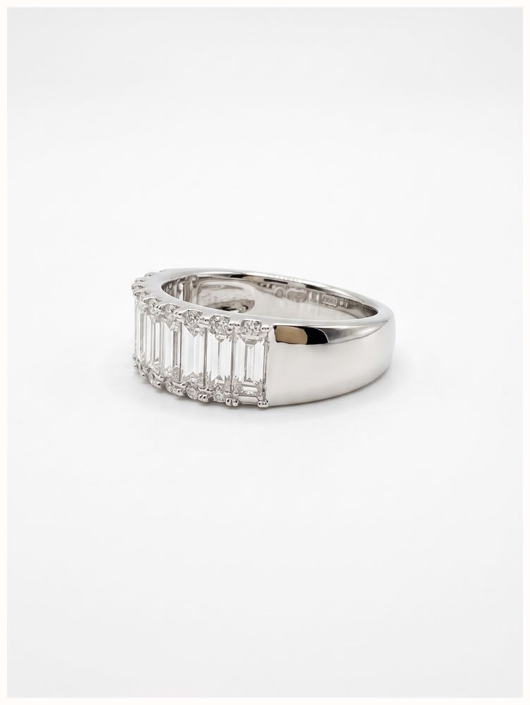 James Moore & Co 0.76ct Baguette And Round Brilliant Natural Diamond 9ct White Gold Half Eternity Ring J29842 - 备用视图 2