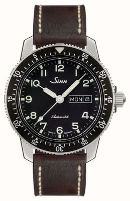 Sinn 104 st is een klassiek pilotenhorloge in donkerbruin vintage leer 104.011-BL50202002007125401A