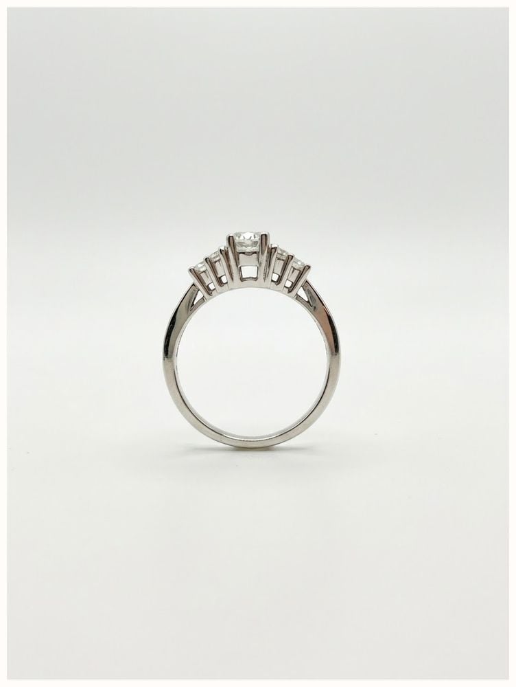 Pear & Round Brilliant Natural Diamond 18ct White Gold Trilogy Ring JM7649 - 备用视图 3