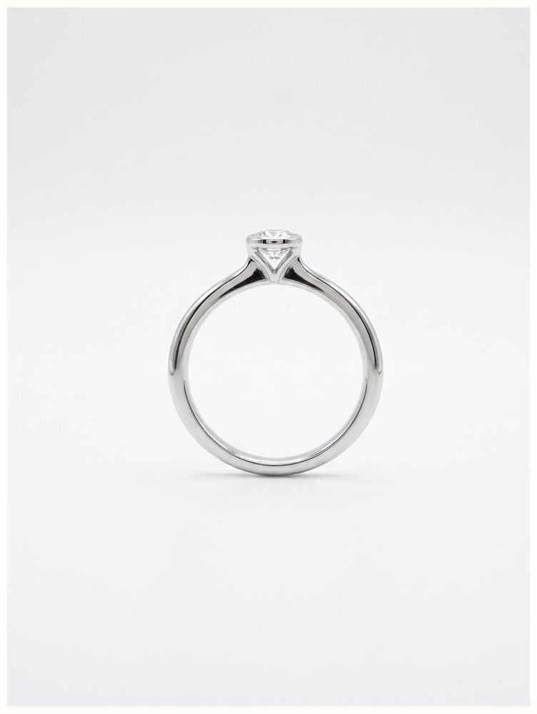 James Moore & Co Round Brilliant Natural Diamond 18ct White Gold Solitaire Rubover Setting Ring J49572 - vista alternativa 3