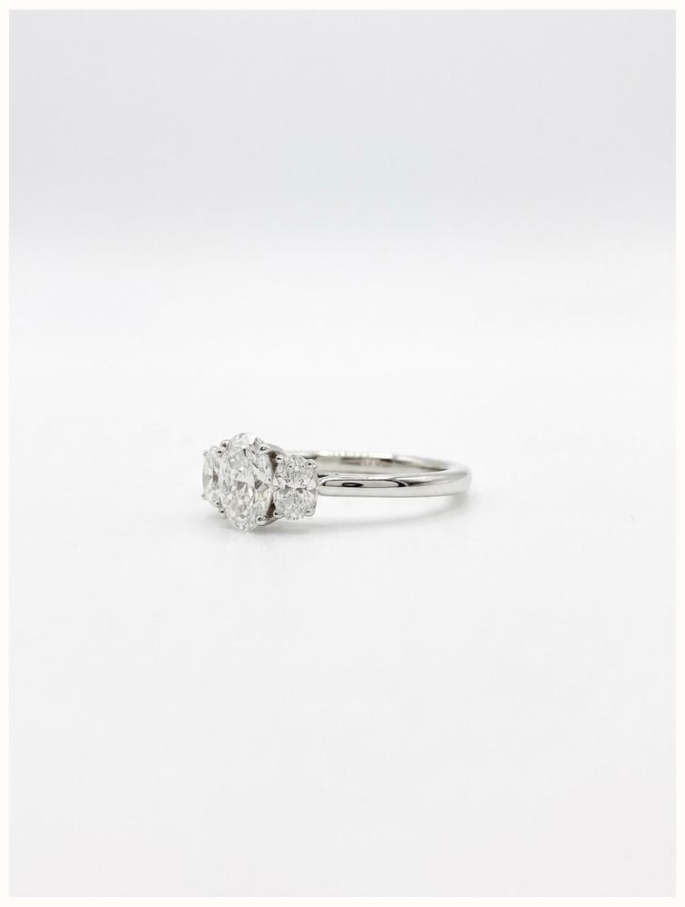 0.89ct Oval Natural Diamond Platinum Trilogy Ring J25396 - 別ビュー 2
