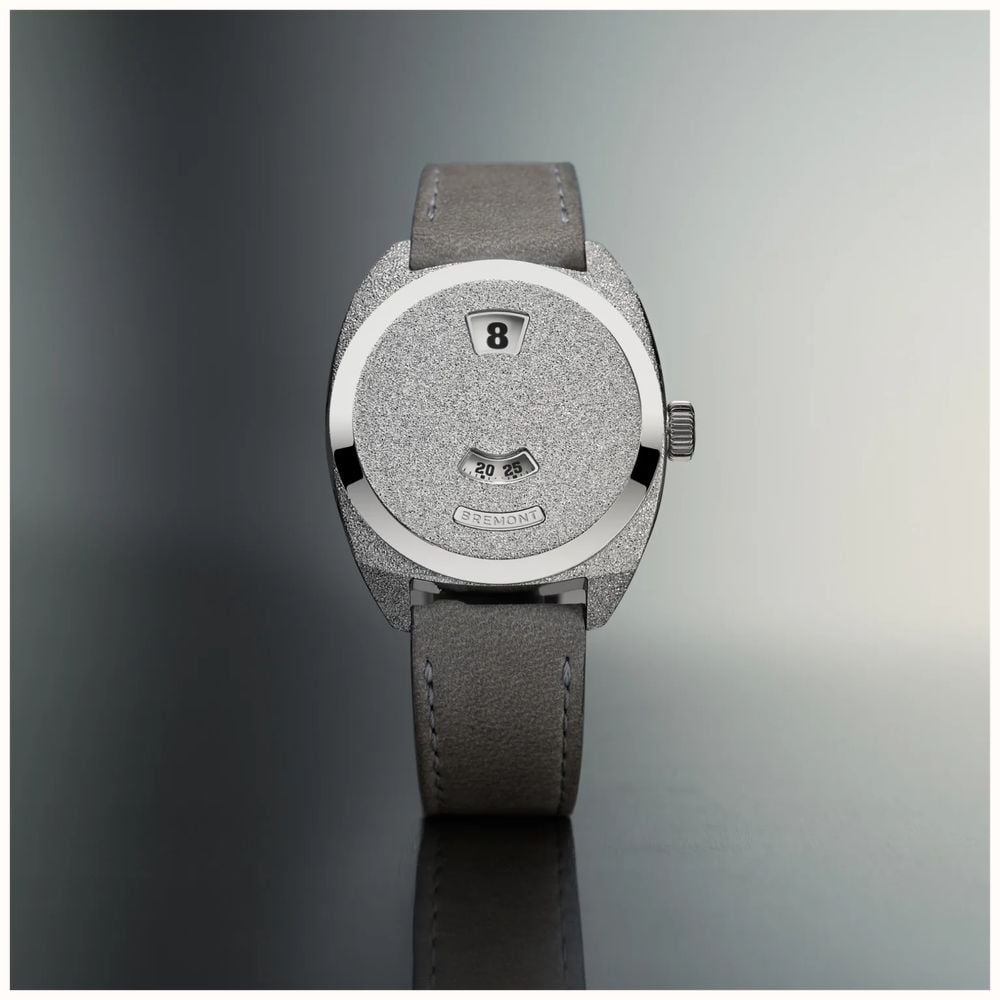Bremont Terra Nova Jumping Hour Automatic (35mm) Frosted Dial / Grey Nubuck Leather Strap TN35-JH-FS-CC-L-S - vista alternativa 7