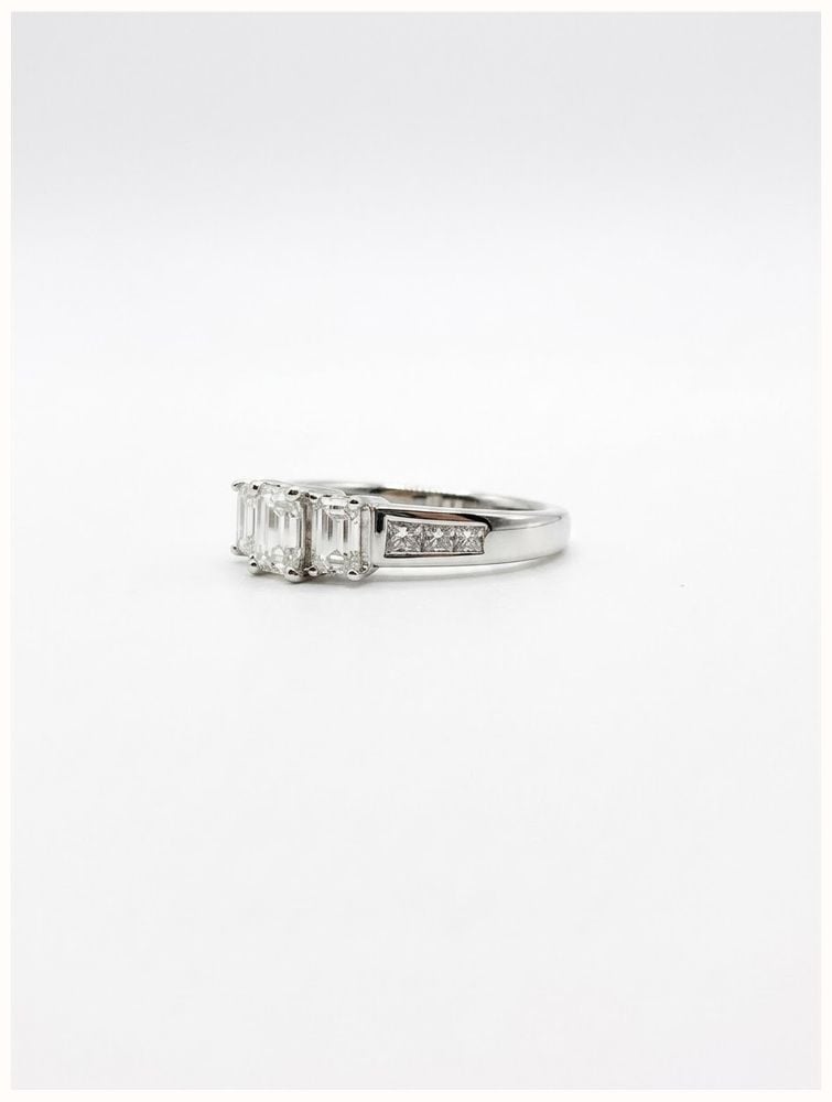Emerald Natural Diamond 18ct White Gold Trilogy Side Stone Ring JM2151 - vue alternative 2