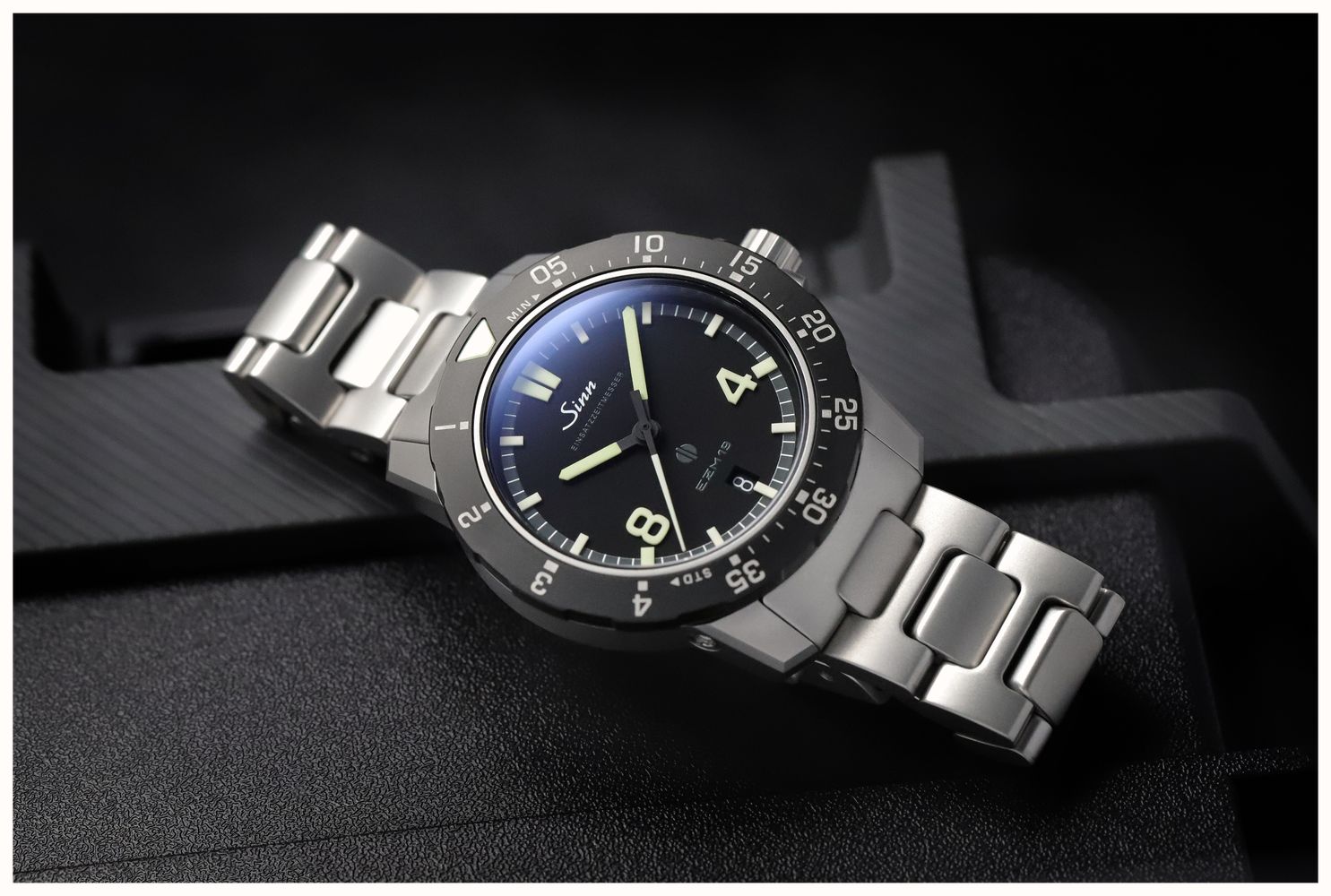 Sinn EZM 19 Mission Timer Automatic (41mm) Matte Black Dial / Stainless Steel H-Link Bracelet 119.010 - vista alternativa 6