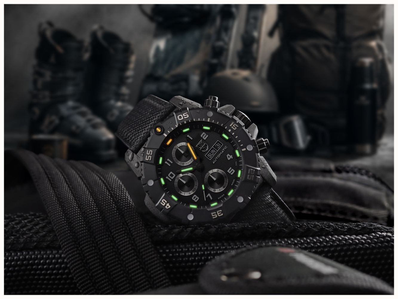 Luminox Master Carbon SEAL Auto Chrono 3880 Series (45mm) Black Dial / Black Technical Matrix Leather Strap Watch XS.3881 - vista alternativa 11
